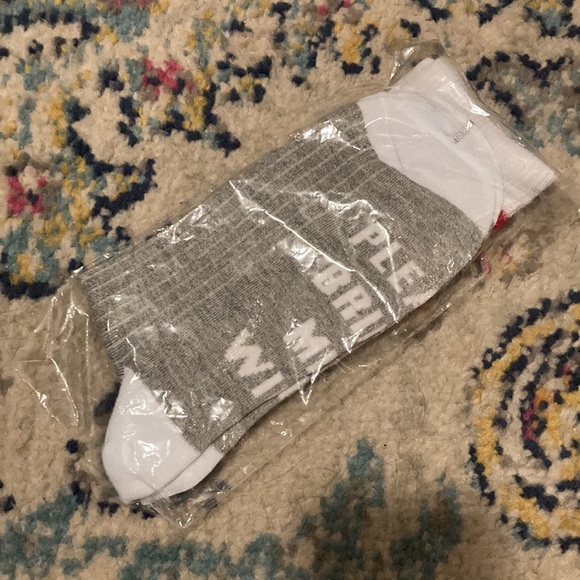 NWT gag socks: “If you can read this, please bring me my wine” - Picture 2 of 3